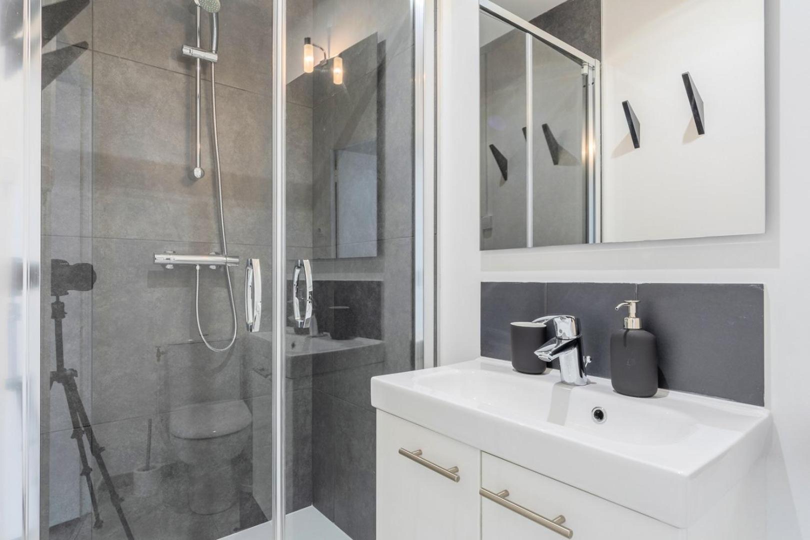 Bright 3-Bedroom 2-Bathroom Flat ليل المظهر الخارجي الصورة
